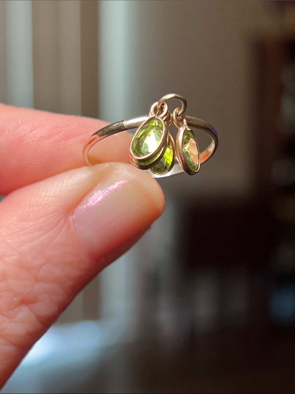 Vintage 10k Solid Yellow Gold Green Peridot Gemstone Dangle Charm Ring - Picture 5 of 13